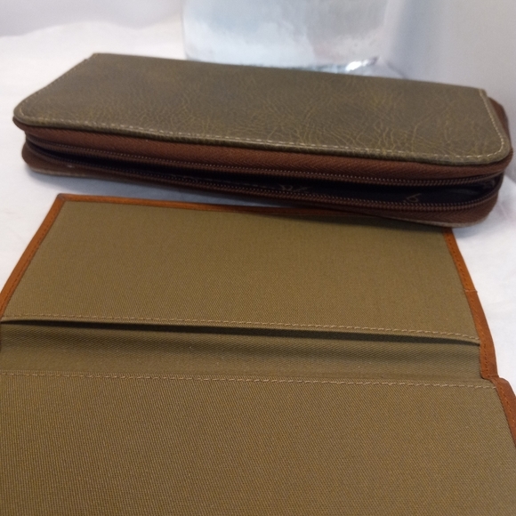 Boc Born Concept Wrist Wallet Womens Green & Brown Vinyl Faux Leather Zipper - Picture 4 of 7